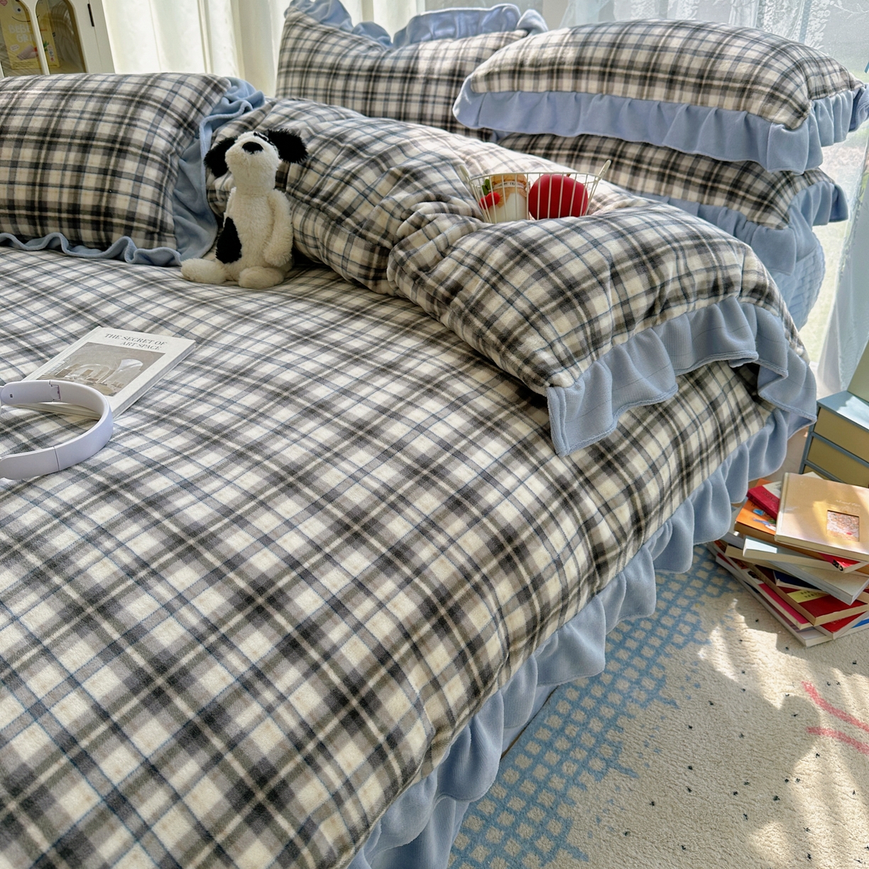 91家纺网 家纺一手货源 找家纺 富米莱（原臻工厂） 2025秋冬保暖中古风格子牛奶绒花边床盖床单四件套 蓝调