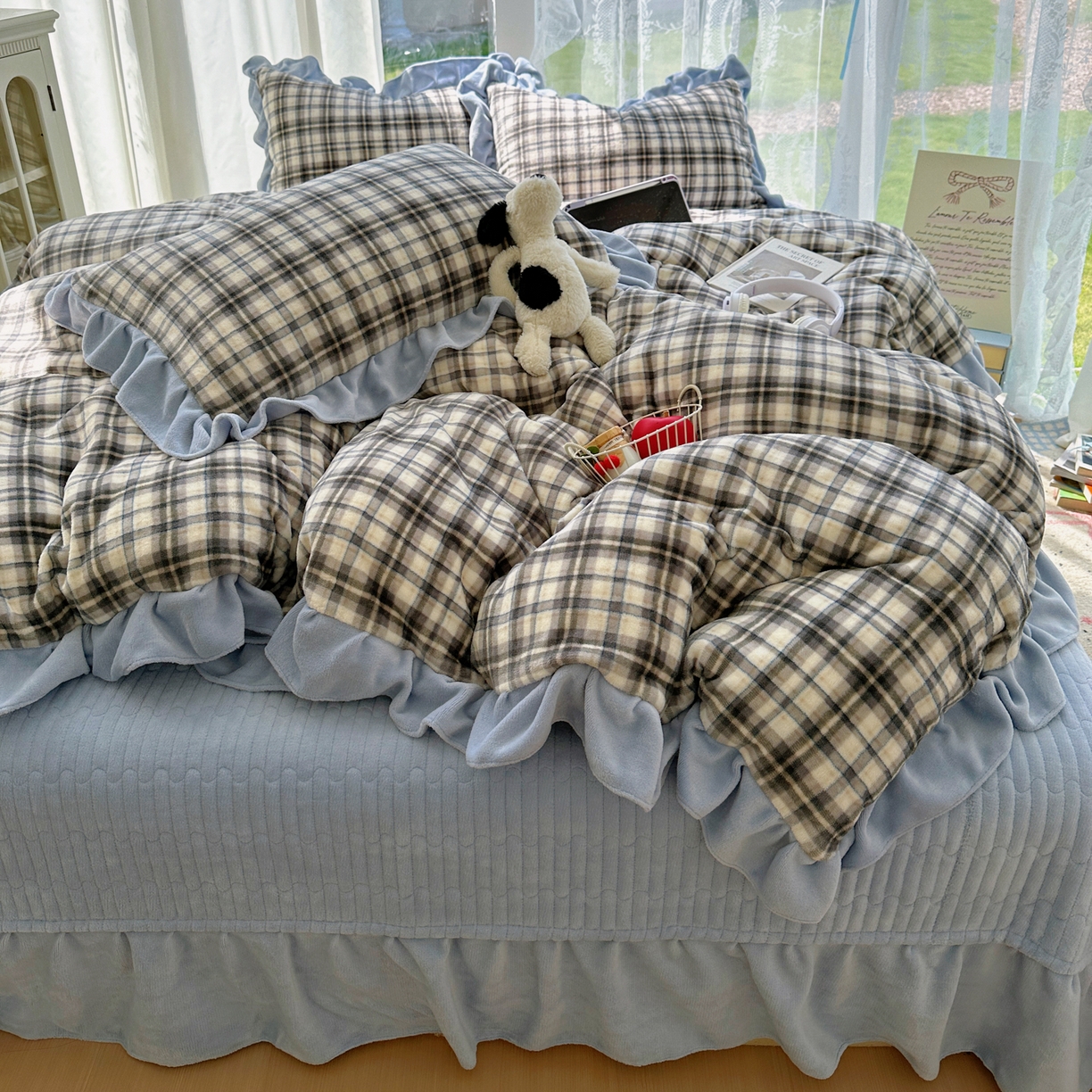 91家纺网 家纺一手货源 找家纺 富米莱（原臻工厂） 2025秋冬保暖中古风格子牛奶绒花边床盖床单四件套 蓝调