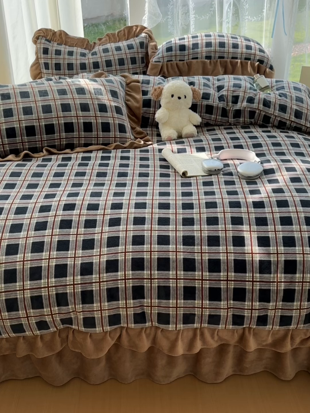 91家纺网 家纺一手货源 找家纺 （总）富米莱（原臻工厂） 2025秋冬保暖中古风格子牛奶绒花边床盖床单四件套