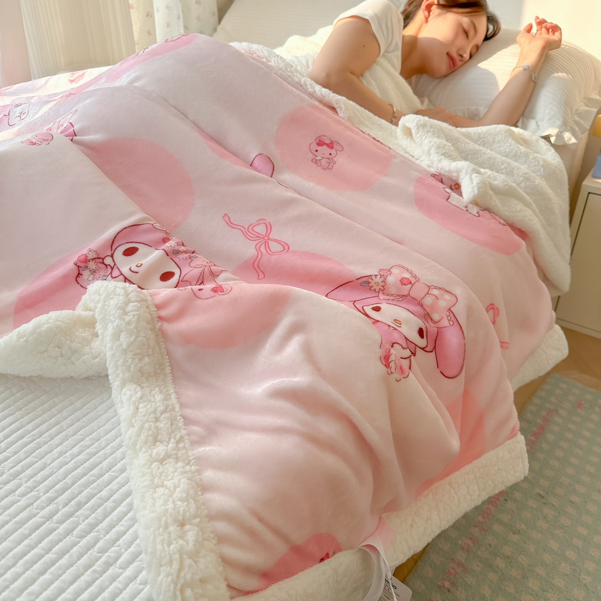 91家纺网 家纺一手货源 找家纺 韩巢家纺 2025秋冬新款A类牛奶绒羊羔绒多功能毛毯毯子 萌宅美乐蒂