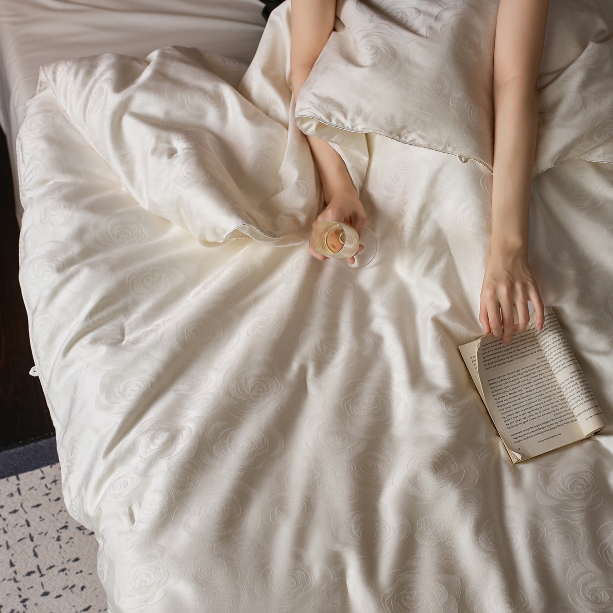 91家纺网 家纺一手货源 找家纺 （总）安莱生活 2025新款玫纱雅韵蚕丝夹层羽绒被子被芯