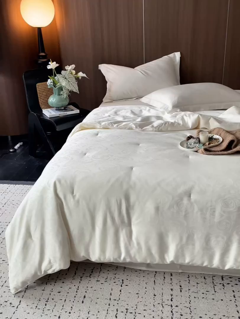 91家纺网 家纺一手货源 找家纺 （总）安莱生活 2025新款玫纱雅韵蚕丝夹层羽绒被子被芯