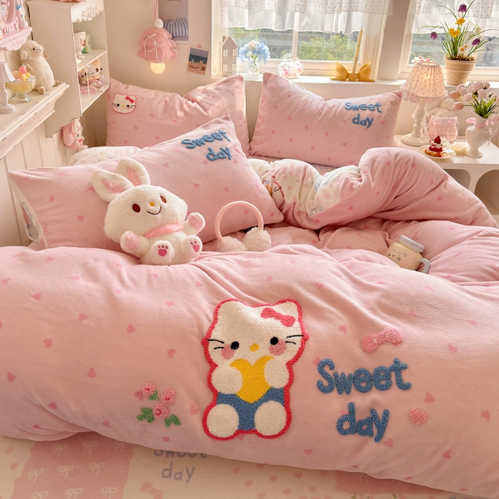 91家纺网 家纺一手货源 找家纺 Sweet dreams甜梦 2025新款全消光牛奶绒毛巾绣印花四件套 爱心粉猫