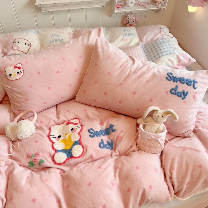 91家纺网 家纺一手货源 找家纺 Sweet dreams甜梦 2025新款全消光牛奶绒毛巾绣印花四件套 爱心粉猫