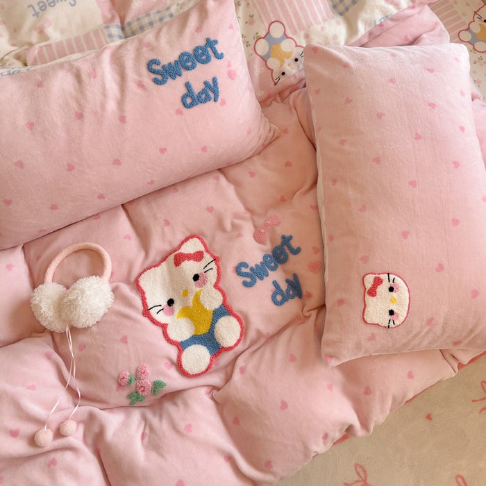 91家纺网 家纺一手货源 找家纺 Sweet dreams甜梦 2025新款全消光牛奶绒毛巾绣印花四件套 爱心粉猫