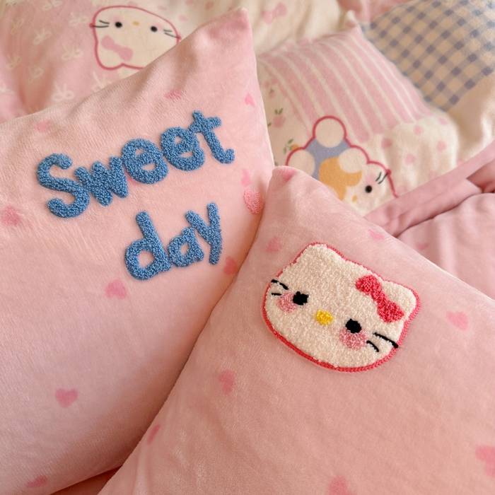 91家纺网 家纺一手货源 找家纺 Sweet dreams甜梦 2025新款全消光牛奶绒毛巾绣印花四件套 爱心粉猫