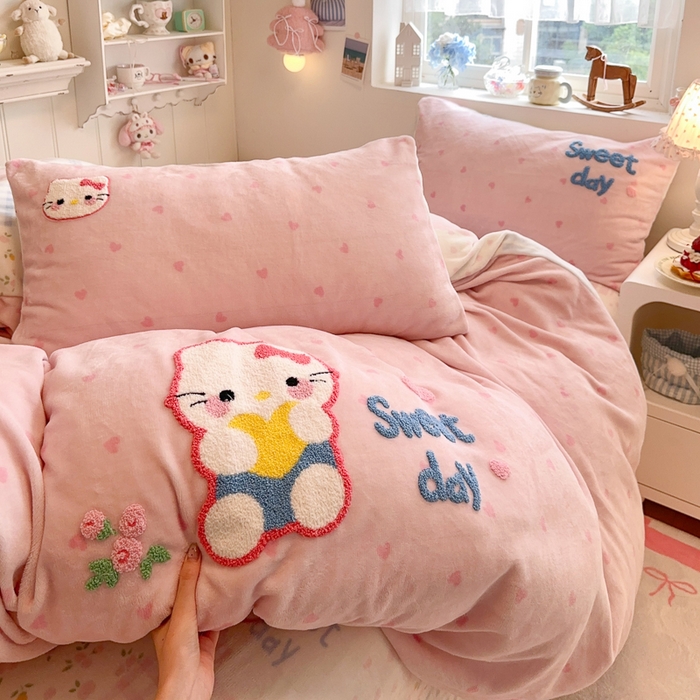 91家纺网 家纺一手货源 找家纺 Sweet dreams甜梦 2025新款全消光牛奶绒毛巾绣印花四件套 爱心粉猫