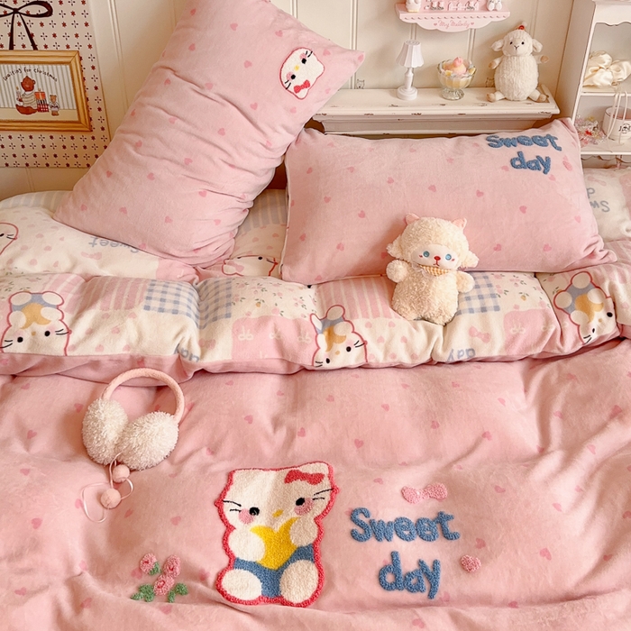 91家纺网 家纺一手货源 找家纺 Sweet dreams甜梦 2025新款全消光牛奶绒毛巾绣印花四件套 爱心粉猫