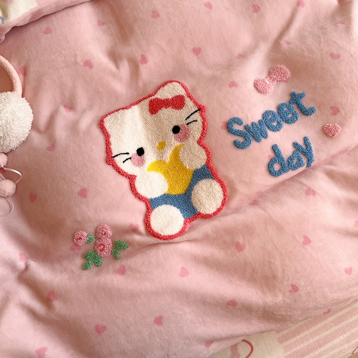 91家纺网 家纺一手货源 找家纺 Sweet dreams甜梦 2025新款全消光牛奶绒毛巾绣印花四件套 爱心粉猫
