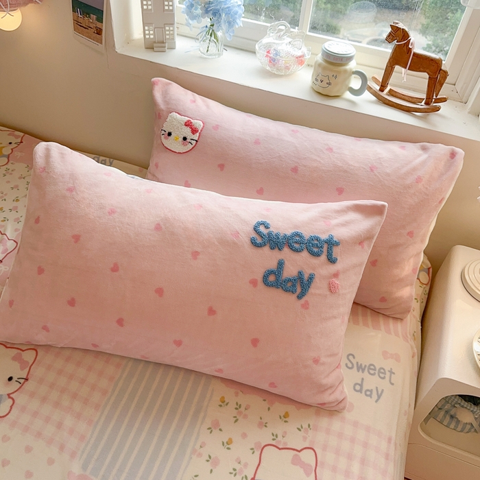 91家纺网 家纺一手货源 找家纺 Sweet dreams甜梦 2025新款全消光牛奶绒毛巾绣印花四件套 爱心粉猫