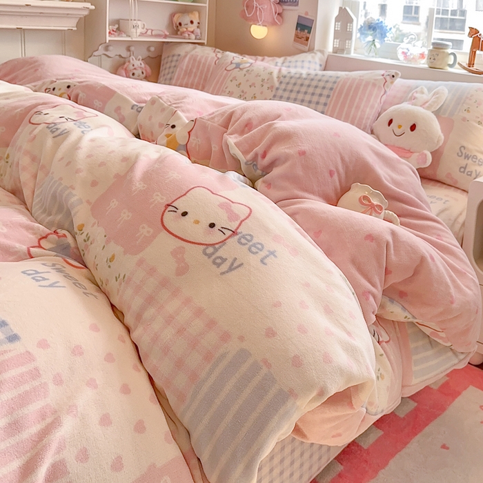 91家纺网 家纺一手货源 找家纺 Sweet dreams甜梦 2025新款全消光牛奶绒毛巾绣印花四件套 爱心粉猫