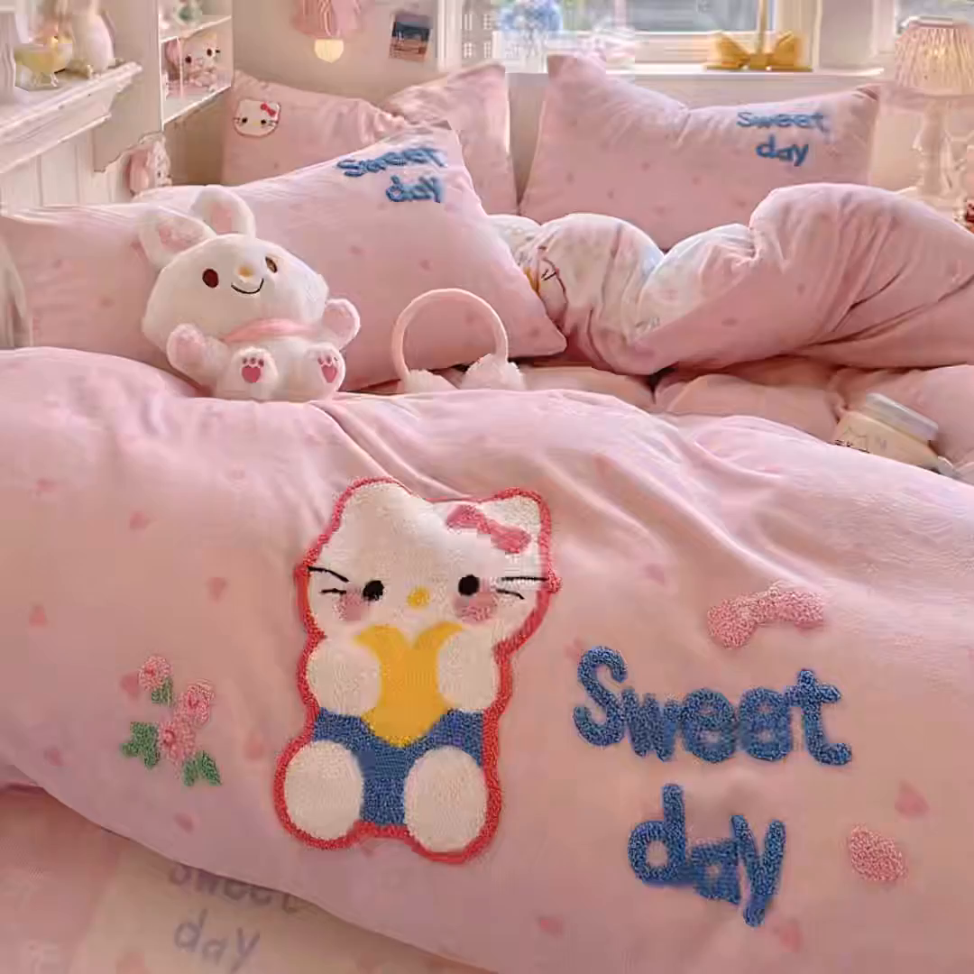 91家纺网 家纺一手货源 找家纺 Sweet dreams甜梦 2025新款全消光牛奶绒毛巾绣印花四件套 爱心粉猫