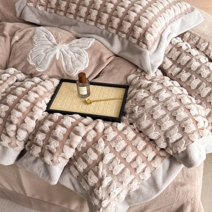 91家纺网 家纺一手货源 找家纺 （总）保罗圣迪奥 2025新款350克剪花牛奶绒四件套-三拼角蝴蝶