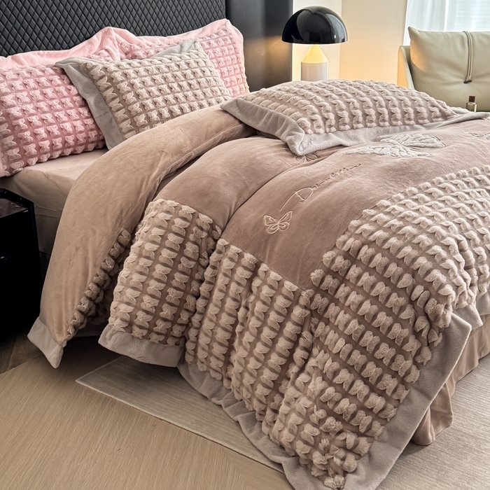 91家纺网 家纺一手货源 找家纺 （总）保罗圣迪奥 2025新款350克剪花牛奶绒四件套-三拼角蝴蝶