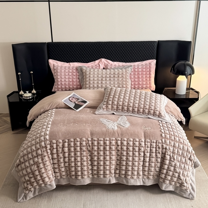 91家纺网 家纺一手货源 找家纺 （总）保罗圣迪奥 2025新款350克剪花牛奶绒四件套-三拼角蝴蝶