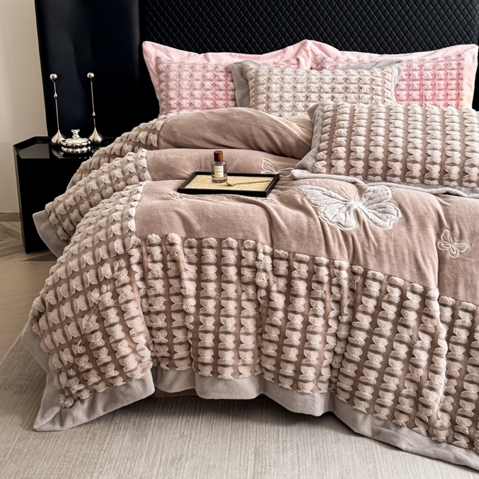 91家纺网 家纺一手货源 找家纺 （总）保罗圣迪奥 2025新款350克剪花牛奶绒四件套-三拼角蝴蝶