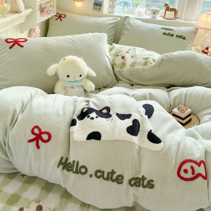 91家纺网 家纺一手货源 找家纺 Sweet dreams甜梦 2025新款全消光牛奶绒毛巾绣印花四件套 斑点小猫