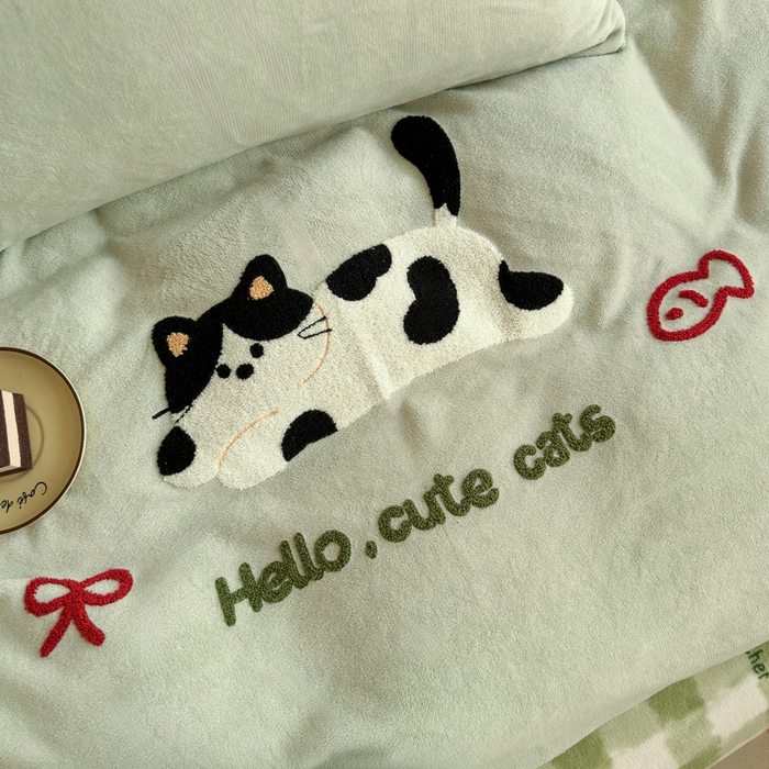 91家纺网 家纺一手货源 找家纺 Sweet dreams甜梦 2025新款全消光牛奶绒毛巾绣印花四件套 斑点小猫
