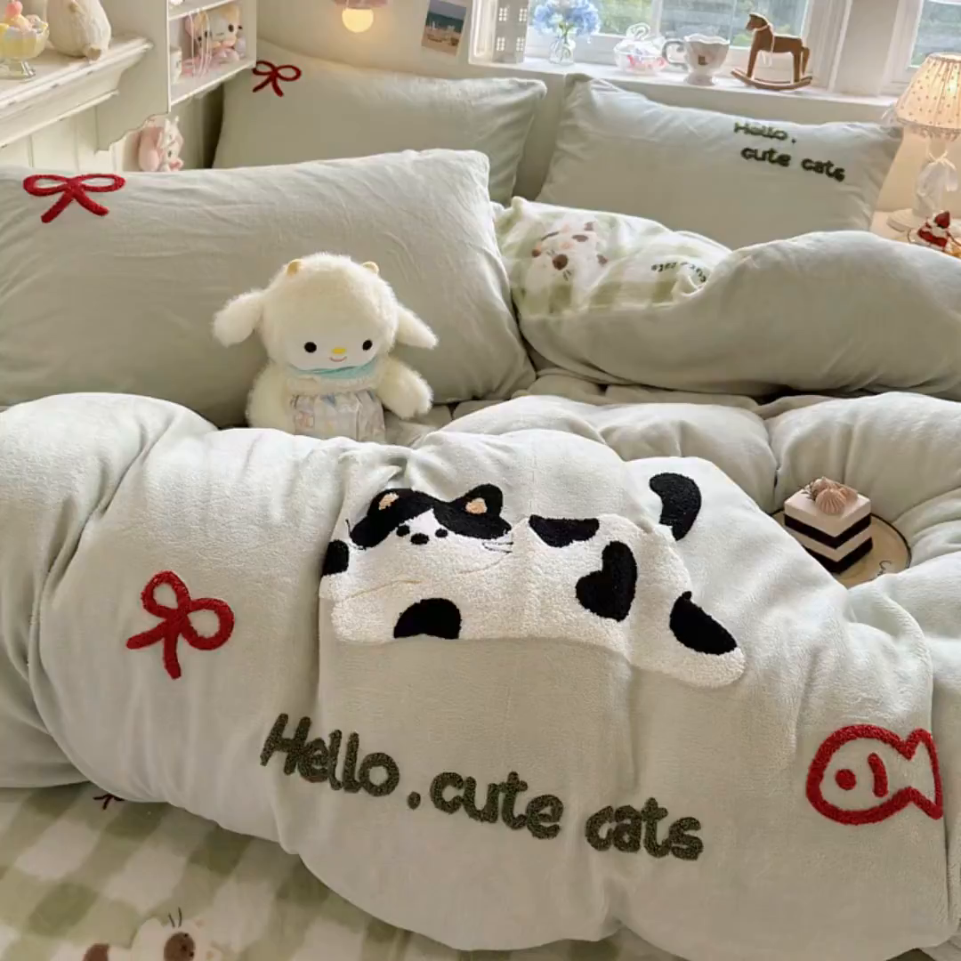 91家纺网 家纺一手货源 找家纺 Sweet dreams甜梦 2025新款全消光牛奶绒毛巾绣印花四件套 斑点小猫