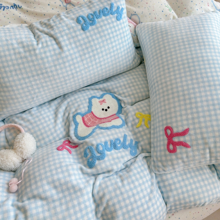 91家纺网 家纺一手货源 找家纺 Sweet dreams甜梦 2025新款全消光牛奶绒毛巾绣印花四件套 格子小狗