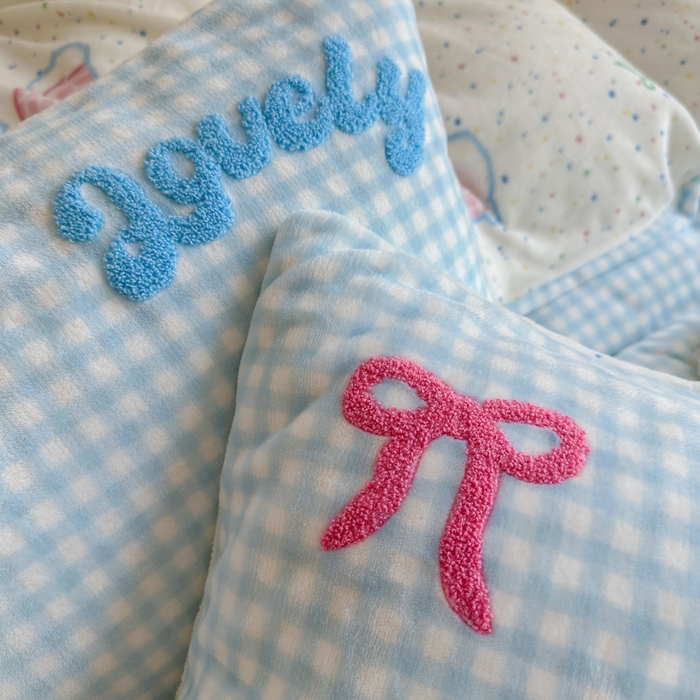 91家纺网 家纺一手货源 找家纺 Sweet dreams甜梦 2025新款全消光牛奶绒毛巾绣印花四件套 格子小狗