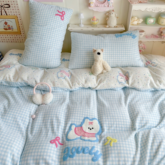 91家纺网 家纺一手货源 找家纺 Sweet dreams甜梦 2025新款全消光牛奶绒毛巾绣印花四件套 格子小狗