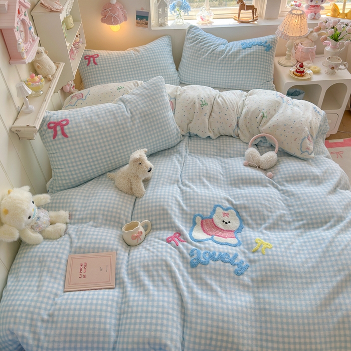 91家纺网 家纺一手货源 找家纺 Sweet dreams甜梦 2025新款全消光牛奶绒毛巾绣印花四件套 格子小狗