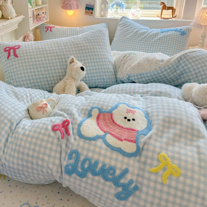 91家纺网 家纺一手货源 找家纺 Sweet dreams甜梦 2025新款全消光牛奶绒毛巾绣印花四件套 格子小狗