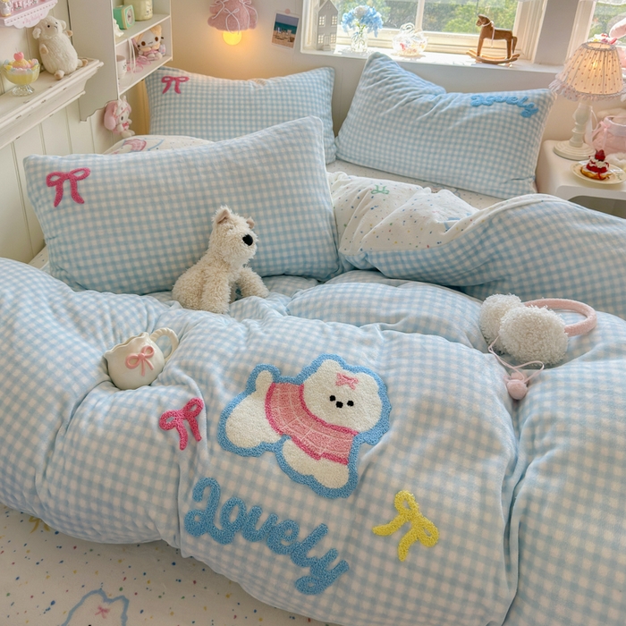 91家纺网 家纺一手货源 找家纺 Sweet dreams甜梦 2025新款全消光牛奶绒毛巾绣印花四件套 格子小狗