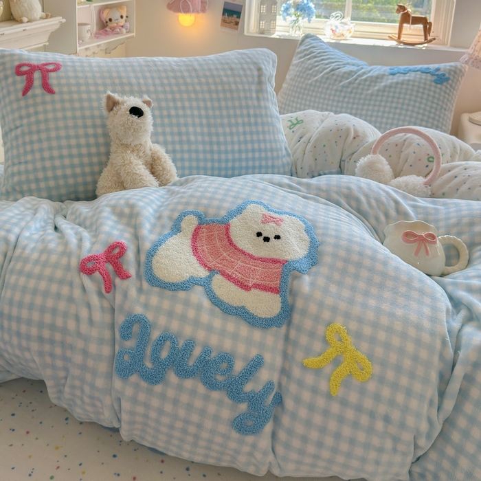 91家纺网 家纺一手货源 找家纺 Sweet dreams甜梦 2025新款全消光牛奶绒毛巾绣印花四件套 格子小狗