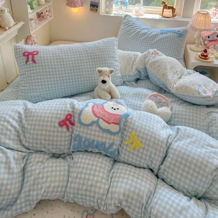 91家纺网 家纺一手货源 找家纺 Sweet dreams甜梦 2025新款全消光牛奶绒毛巾绣印花四件套 格子小狗