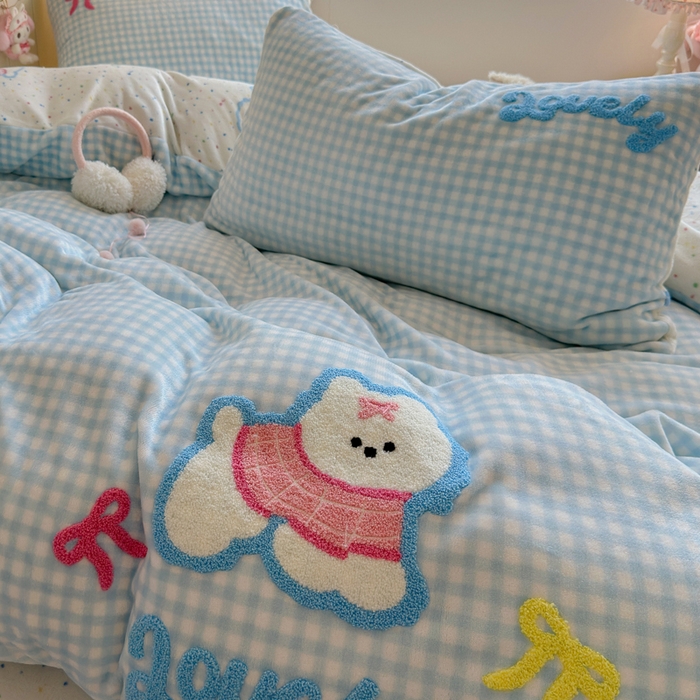 91家纺网 家纺一手货源 找家纺 Sweet dreams甜梦 2025新款全消光牛奶绒毛巾绣印花四件套 格子小狗