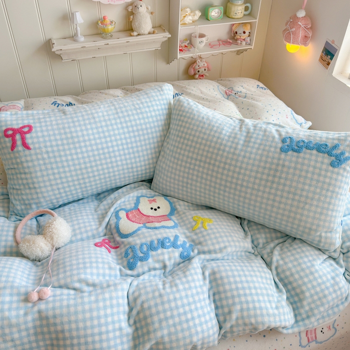 91家纺网 家纺一手货源 找家纺 Sweet dreams甜梦 2025新款全消光牛奶绒毛巾绣印花四件套 格子小狗