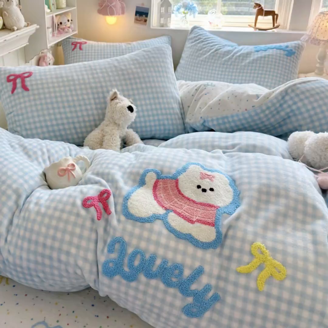 91家纺网 家纺一手货源 找家纺 Sweet dreams甜梦 2025新款全消光牛奶绒毛巾绣印花四件套 格子小狗