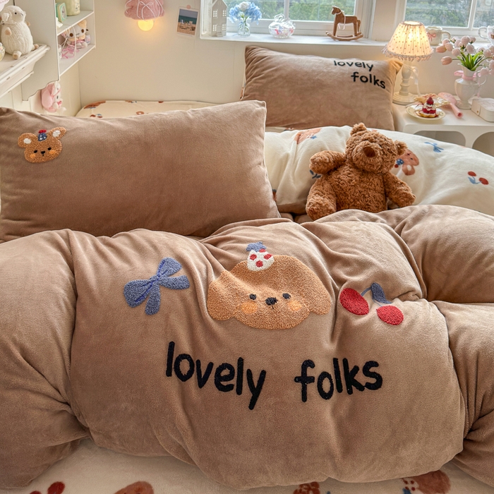 91家纺网 家纺一手货源 找家纺 Sweet dreams甜梦 2025新款全消光牛奶绒毛巾绣印花四件套 蝴蝶结狗狗