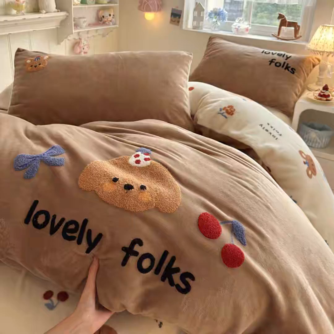 91家纺网 家纺一手货源 找家纺 Sweet dreams甜梦 2025新款全消光牛奶绒毛巾绣印花四件套 蝴蝶结狗狗