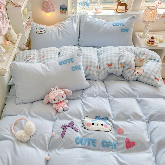 91家纺网 家纺一手货源 找家纺 Sweet dreams甜梦 2025新款全消光牛奶绒毛巾绣印花四件套 蝴蝶结猫猫