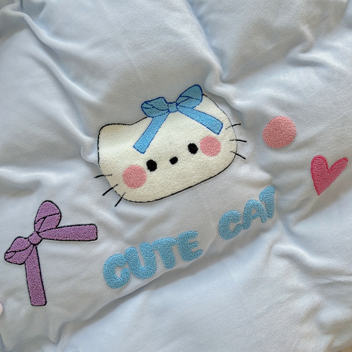 91家纺网 家纺一手货源 找家纺 Sweet dreams甜梦 2025新款全消光牛奶绒毛巾绣印花四件套 蝴蝶结猫猫