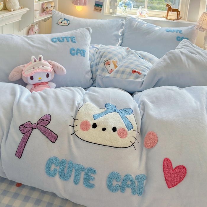 91家纺网 家纺一手货源 找家纺 Sweet dreams甜梦 2025新款全消光牛奶绒毛巾绣印花四件套 蝴蝶结猫猫