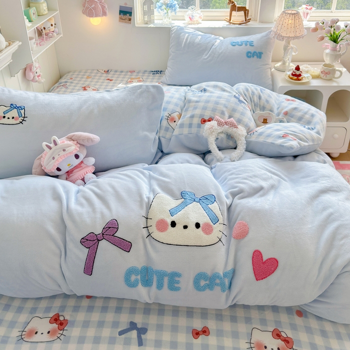 91家纺网 家纺一手货源 找家纺 Sweet dreams甜梦 2025新款全消光牛奶绒毛巾绣印花四件套 蝴蝶结猫猫