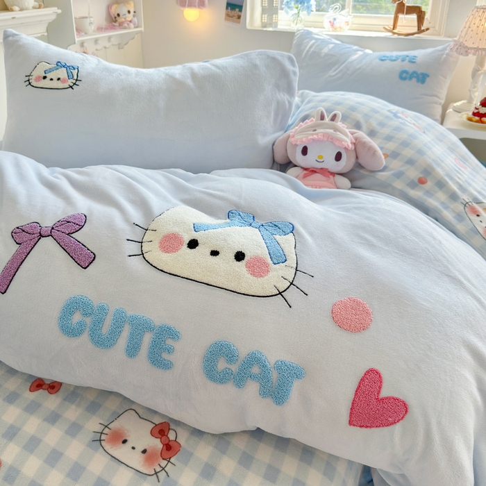 91家纺网 家纺一手货源 找家纺 Sweet dreams甜梦 2025新款全消光牛奶绒毛巾绣印花四件套 蝴蝶结猫猫