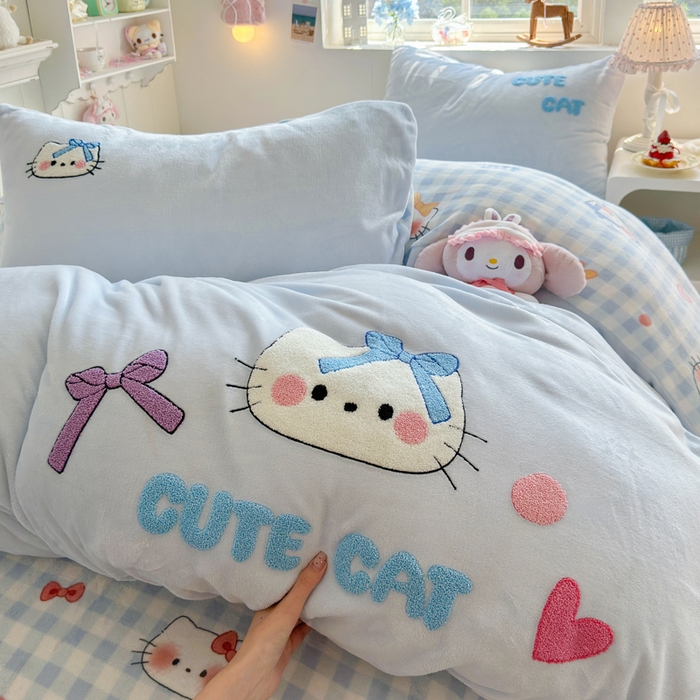 91家纺网 家纺一手货源 找家纺 Sweet dreams甜梦 2025新款全消光牛奶绒毛巾绣印花四件套 蝴蝶结猫猫