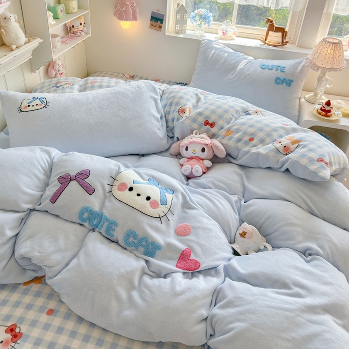 91家纺网 家纺一手货源 找家纺 Sweet dreams甜梦 2025新款全消光牛奶绒毛巾绣印花四件套 蝴蝶结猫猫