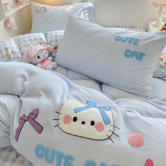 91家纺网 家纺一手货源 找家纺 Sweet dreams甜梦 2025新款全消光牛奶绒毛巾绣印花四件套 蝴蝶结猫猫