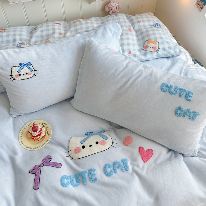 91家纺网 家纺一手货源 找家纺 Sweet dreams甜梦 2025新款全消光牛奶绒毛巾绣印花四件套 蝴蝶结猫猫