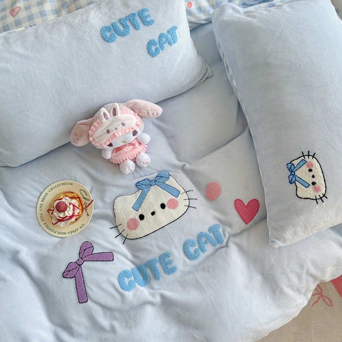 91家纺网 家纺一手货源 找家纺 Sweet dreams甜梦 2025新款全消光牛奶绒毛巾绣印花四件套 蝴蝶结猫猫