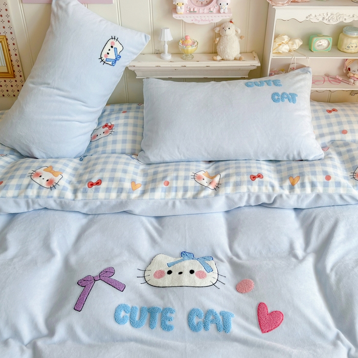 91家纺网 家纺一手货源 找家纺 Sweet dreams甜梦 2025新款全消光牛奶绒毛巾绣印花四件套 蝴蝶结猫猫