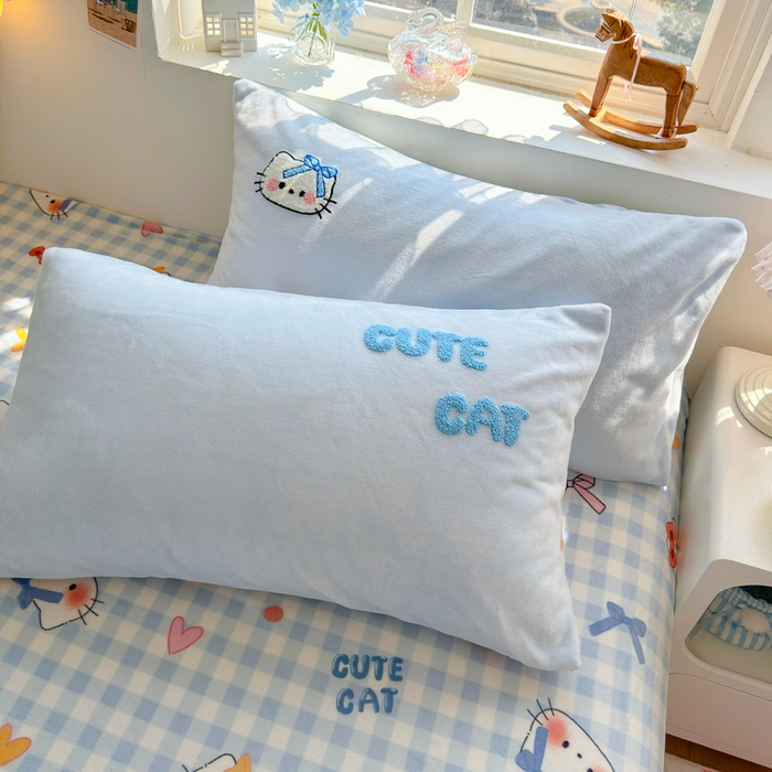 91家纺网 家纺一手货源 找家纺 Sweet dreams甜梦 2025新款全消光牛奶绒毛巾绣印花四件套 蝴蝶结猫猫