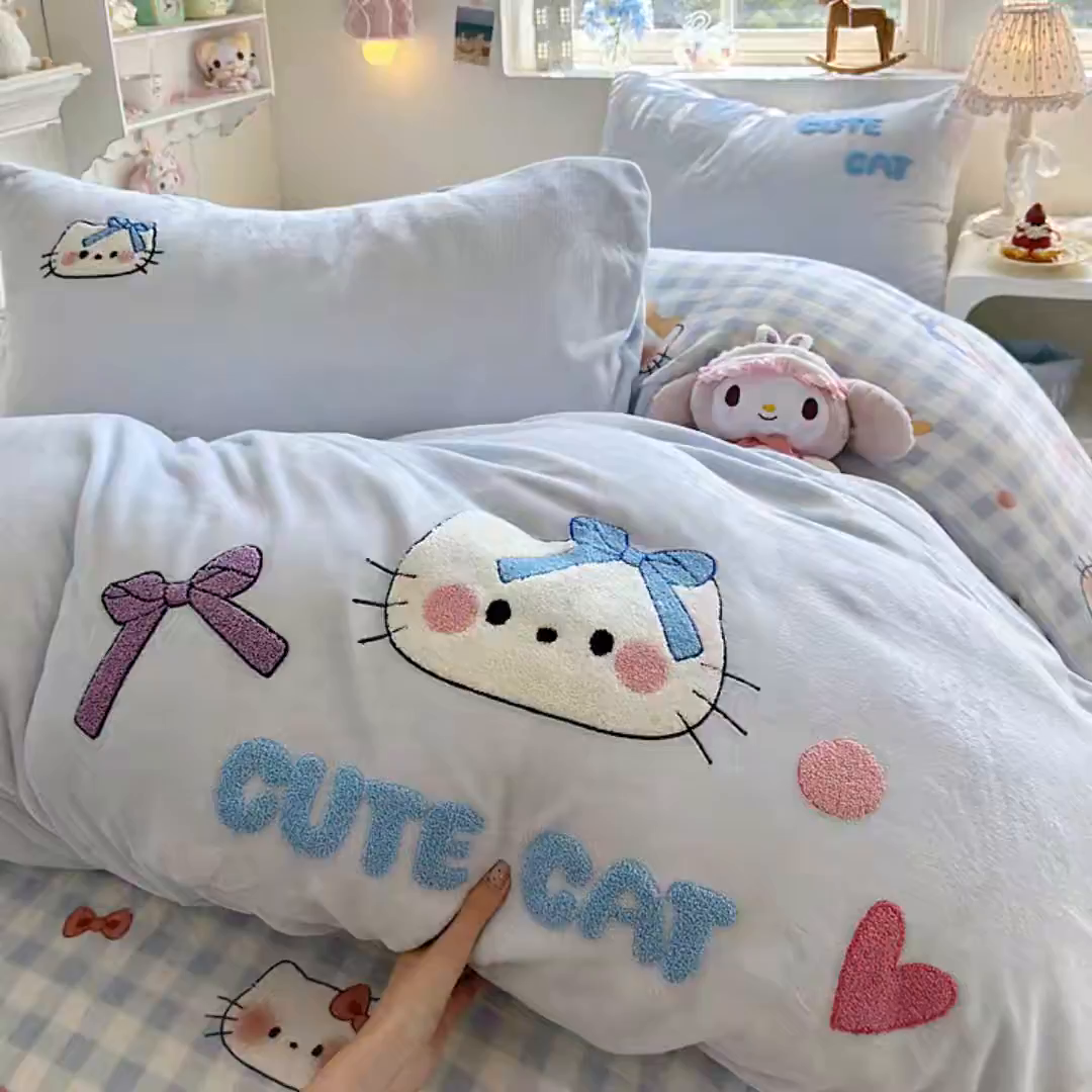 91家纺网 家纺一手货源 找家纺 Sweet dreams甜梦 2025新款全消光牛奶绒毛巾绣印花四件套 蝴蝶结猫猫