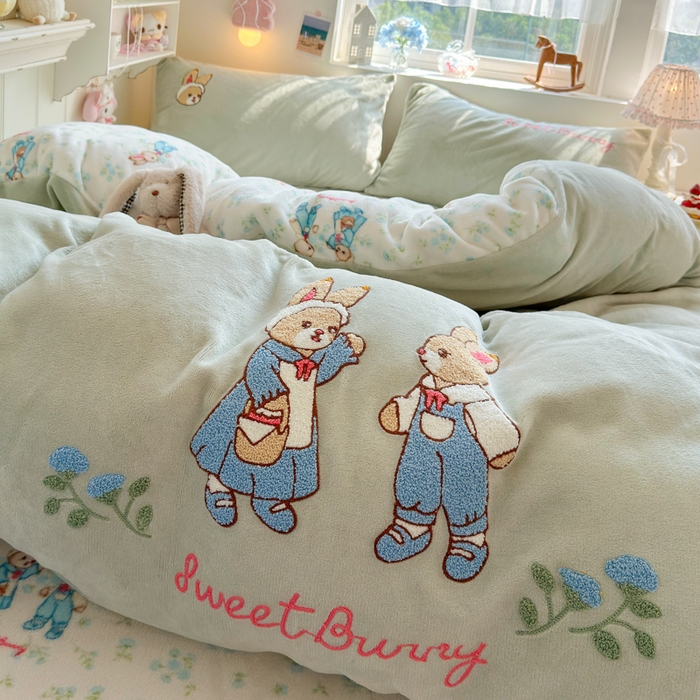 91家纺网 家纺一手货源 找家纺 Sweet dreams甜梦 2025新款全消光牛奶绒毛巾绣印花四件套 花纹小兔